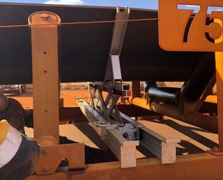 Flexco’s conveyor belt lifter holding a conveyor belt at an iron ore mine